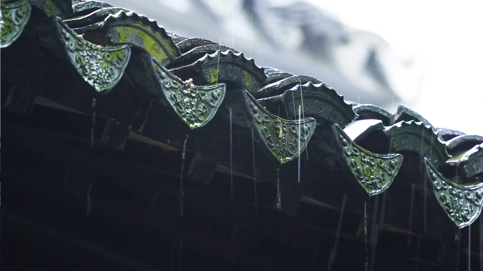 屋檐下雨雨滴意境视频素材